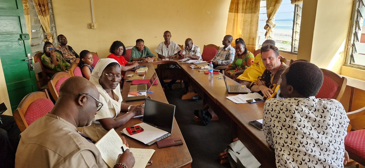robinedwardtodd's tweet photo. I'm in Cape Coast today to meet with the Central Regional Director of Education and the Regional Technical Team to hear about progress made on secondary education reforms. Excellent innovations, including organising PLC progress review meetings with all 75 Heads of SHSs &amp; SHTSs. https://t.co/CWRcce2kYf
