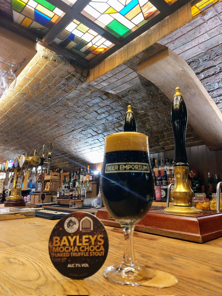 Bayleys Mocha Choca Flaked Truffle Stout 7% In one word, 'Delectable' 👌 @newbristolbrewery @vaultcitybrewing #stoutseason #stoutbeer #welovebeer🍻 #kingstreetbeerfamily