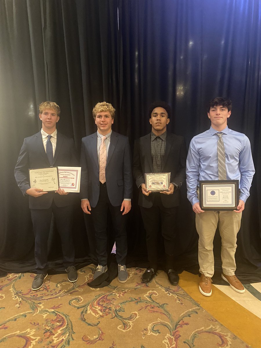 coachHughes64LB's tweet photo. Long Beach football award winners @LukeHartman10 @KanganisNico @BogackiTucker @CJMerchant2 @LBHS_Football https://t.co/1ByJNUl2MX