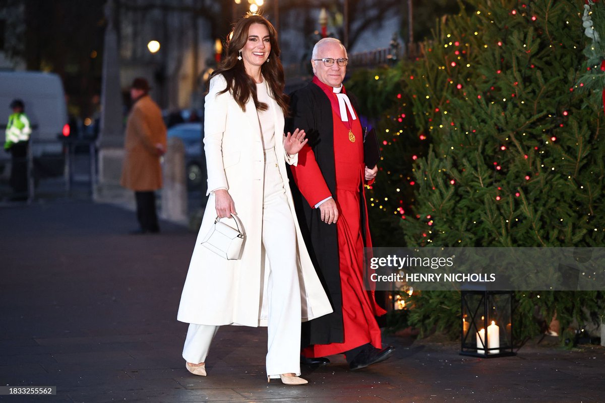 #PrincessofWales 
#ChristmasConcert

She’s Arrived! ❤️🤍❤️