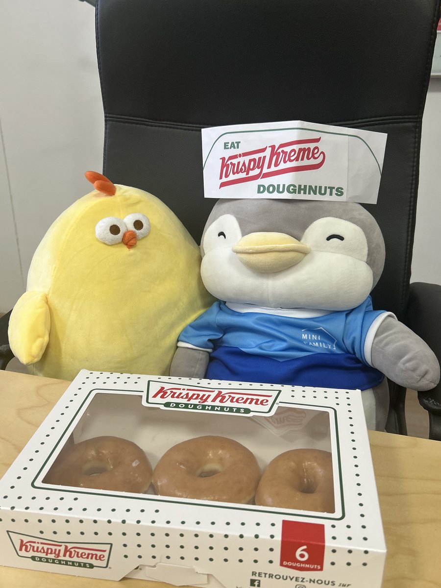 Penpen et Dundun aussi ont fait la queue ;) <a href="/KrispyKremeFrr/">Krispy Kreme France</a>