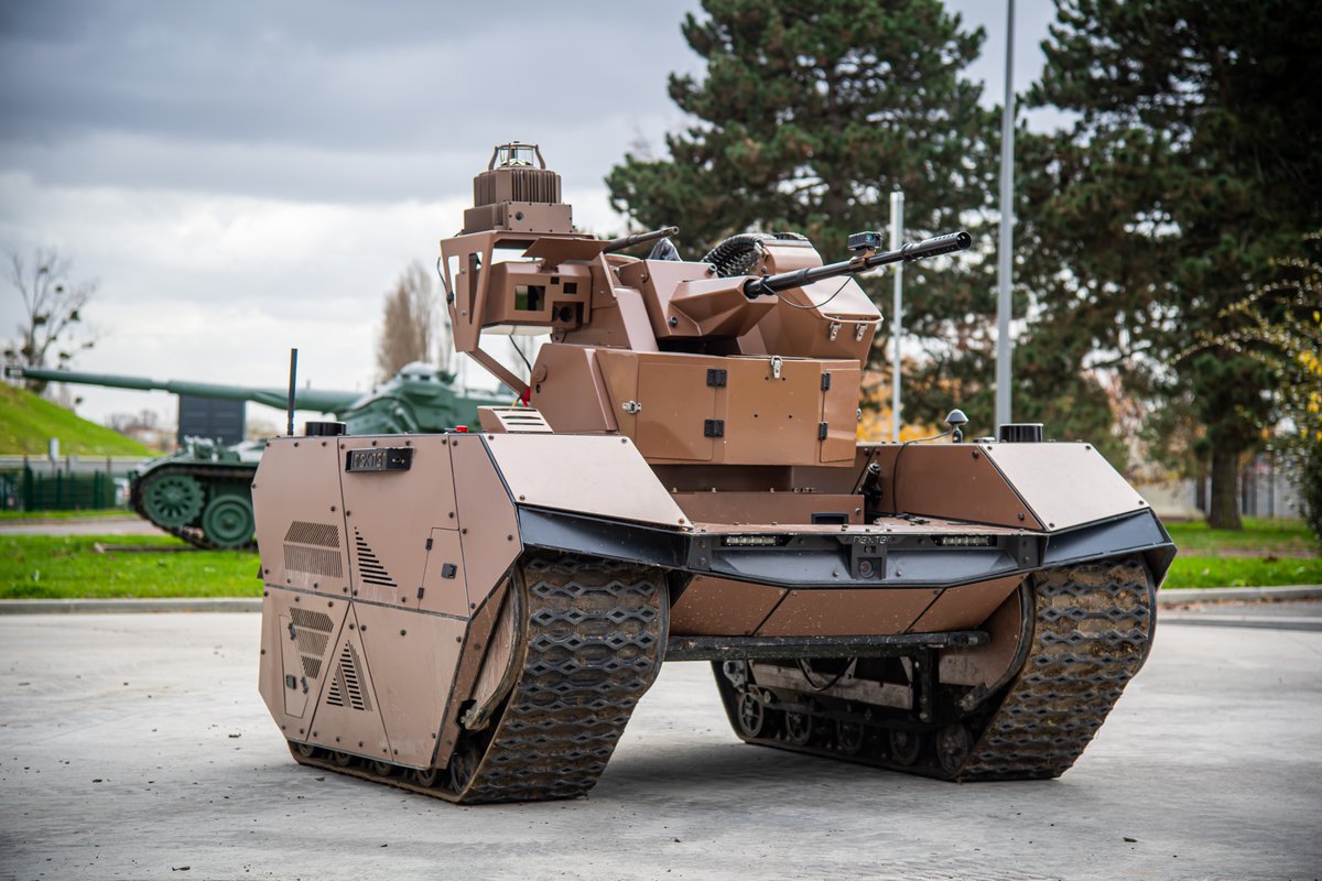 KNDS_France's tweet photo. Du 20 au 30 novembre, le #BattleLabTerre et la @DGA ont pu expérimenter l’OPTIO X20. Au programme : formation à la mobilité et à la mise en œuvre du système d’arme (tourelle ARX20). Cette expérimentation a été menée afin d’accompagner le #BattleLabTerre dans son projet « robot armé » qui vise à tester différentes solutions embarquées. #robotics