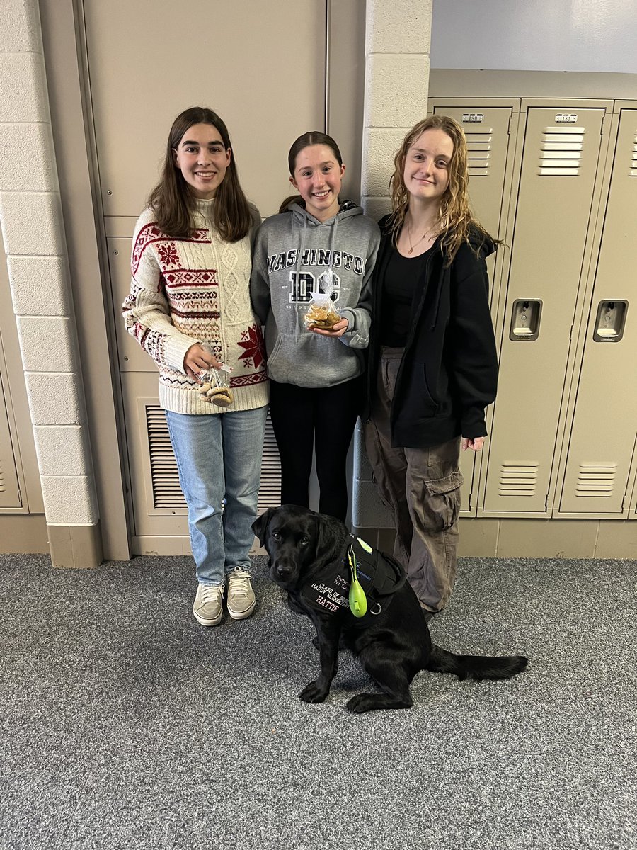 SLCSdogs's tweet photo. Thank you to the South Lyon High School Baking Club for the delicious dog treats! 🦴🍪 https://t.co/sIFsyLUpld
