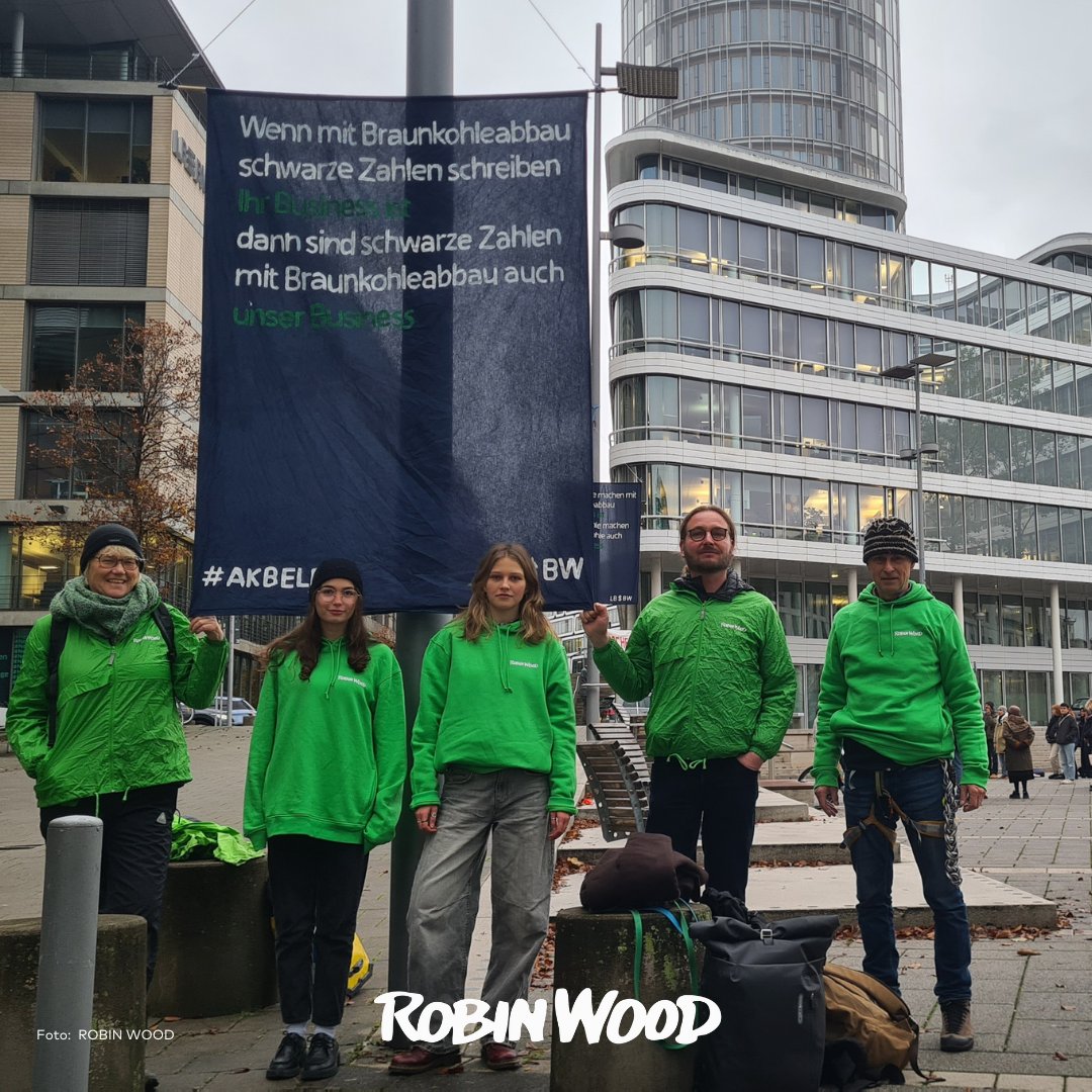 In der Türkei soll der #Akbelen Wald abgeholzt werden, um die darunter liegende Kohle zu fördern.
Und finanziert wird das ausgerechnet von der Landesbank Baden-Württemberg! @LBBW
Wir protestieren mit vielen anderen heute in Stuttgart dagegen!