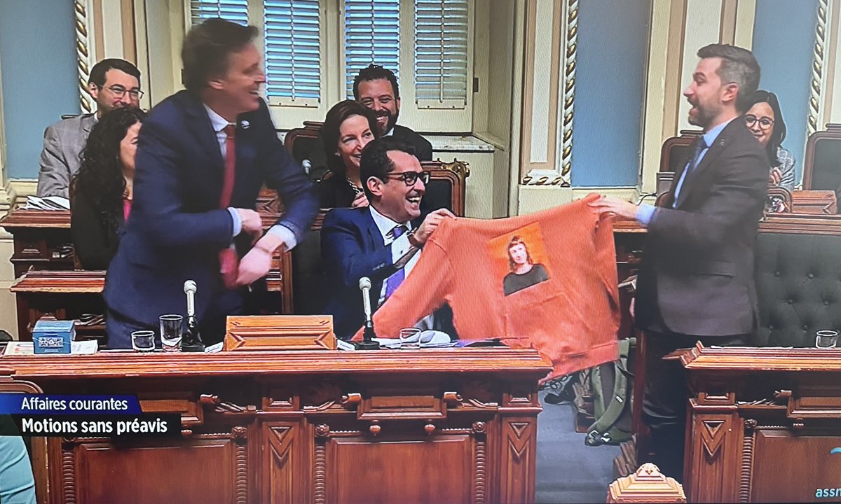 Voeux des Fêtes: le chef libéral par intérim Marc Tanguay offre un coton ouaté orange à l'effigie de Catherine Dorion au chef parlementaire de QS Gabriel Nadeau-Dubois. #assnat