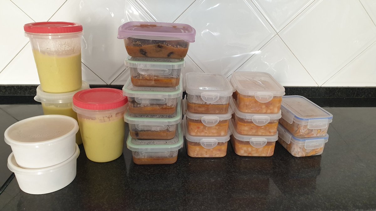 Jud_pb76's tweet photo. Ma mare aquest matí li ha preparat alguns tuppers a mon germà (42 anys). Pollastre amb prunes, mongetes amb orella, crema carbassó, sopa amb pilota i callos. Tot en un matí. Jo sóc mare i em pregunto si algun dia tindré aquesta habilitat/energia/dedicació. Ella és una crack😍 https://t.co/AJR5VqDAKD