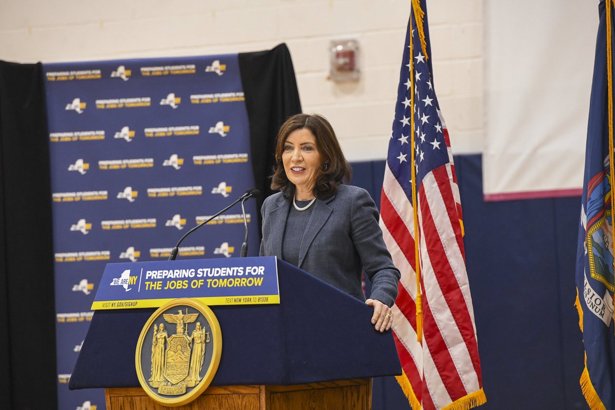 Yesterday, leaders, including President @MelindaJPerson, @AFTunion President @rweingarten and @UFT President Michael Mulgrew, joined @govkathyhochul and @MicronTech to announce significant investments to increase high-tech manufacturing education in NY. (1/2)