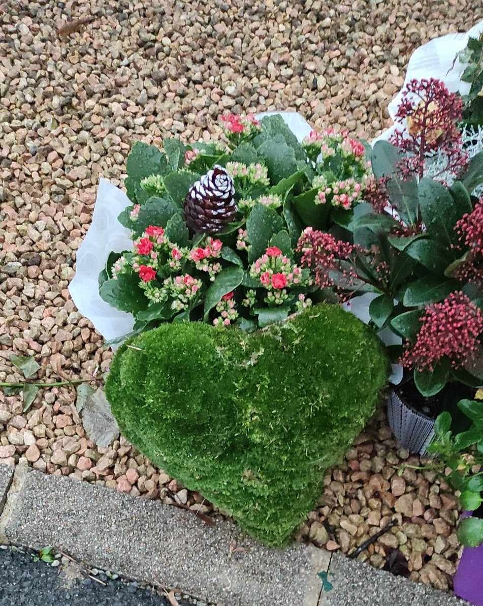 Ce 8 décembre, c'est ton anniversaire ma petite maman 💖💔 . Le temps qui passe n'apaise rien. Ce cœur posé sur le bouquet de ma sœur, pour te dire qu'on est là.