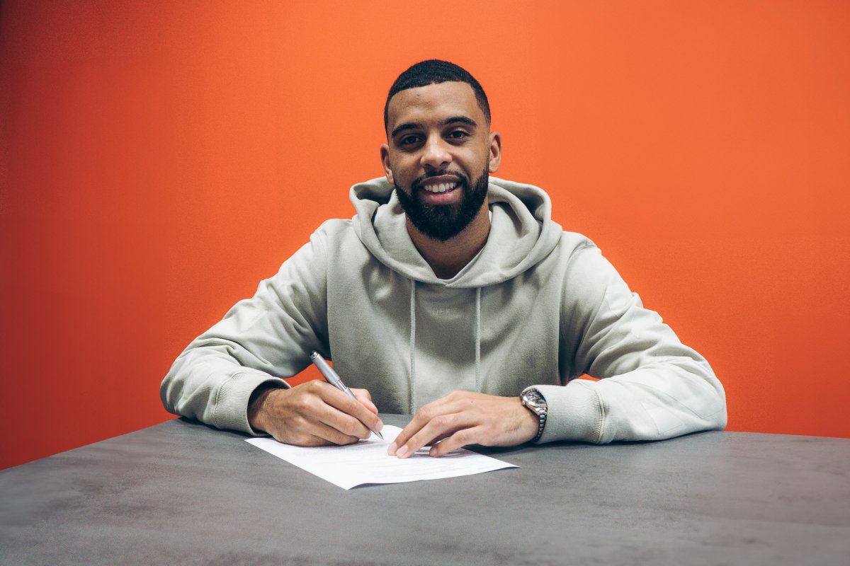 BlackpoolFC's tweet photo. Blackpool Football Club is delighted to announce CJ Hamilton has signed an extended contract at Bloomfield Road, keeping him at the Club until at least June 2026.

➡️ https://t.co/2NrzveDPJq

🍊 #UTMP https://t.co/u5ygZMdjYs