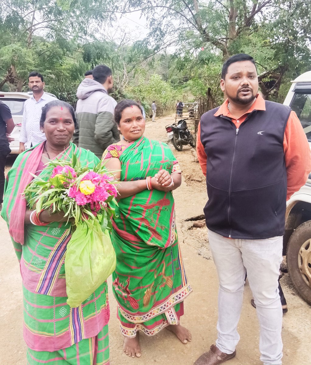 ErDeepakJena4's tweet photo. @narendramodi @AmitShah @JPNadda @dpradhanbjp @sunilbansalbjp ଖାଳ���ଆମେଣ୍ଟା ପଞ୍ଚାୟତର ଅସହାୟ ଅବହେଳିତ ଆଦିବାସୀ ଭାଈଭଉଣୀମାନଙ୍କର ଦୀର୍ଘଦିନର ବିଭିନ୍ନ ସମସ୍ୟାକୁ ନେଇ ହୋଇଥିବା ଅଭିଯୋଗର ଶୁଣାଣି ଆଜି ଜାତୀୟ ଅନୁସୂଚିତ ଜନଜାତି ଆୟୋଗର ସଦସ୍ୟ ଶ୍ରୀଯୁକ୍ତ ଅନନ୍ତ ନାୟକ ଏବଂ ସରକାରୀ ବାବୁମାନଙ୍କ ଉପସ୍ଥିତିରେ ଅନୁଷ୍ଠିତ। https://t.co/DGrfrWXEim
