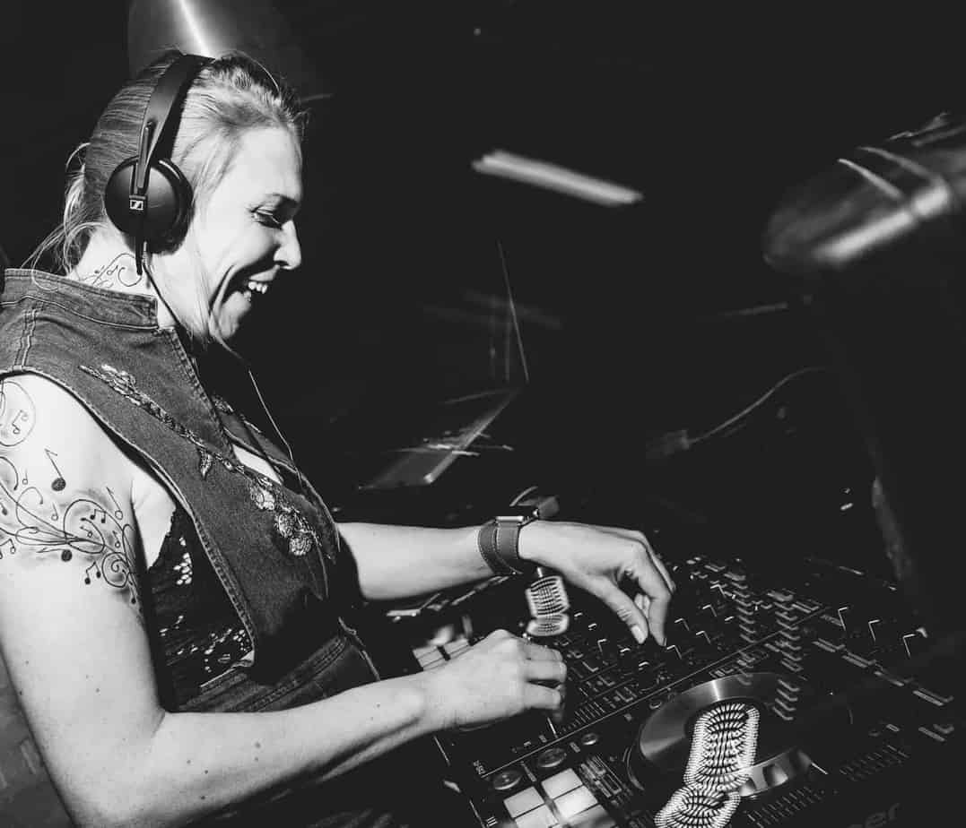 stormdjs's tweet image. #DJSebina is an inspiring music lover, wife, and mother who creates unique sets for every dancefloor. Book her through @StormDJs for your next event! #OpenFormat #DJLife #MusicLover #Wife #Mother #StormDJs
storm-djs.com/djs/dj-sebina/