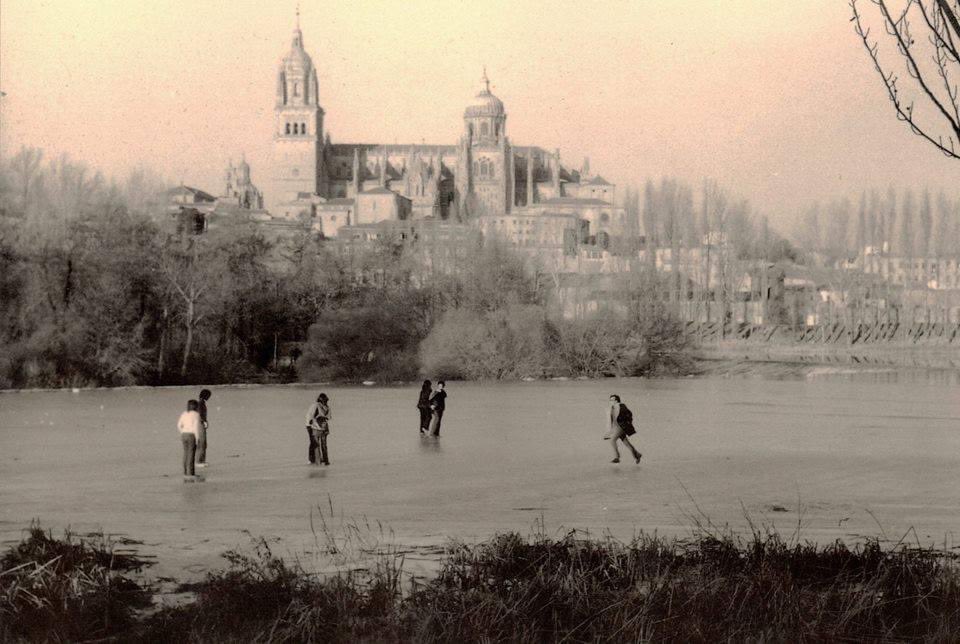 idazten's tweet photo. Obsesionado con estas fotografías del río Tormes (Salamanca) congelado a lo largo del siglo XX. https://t.co/5ZJNru22jV