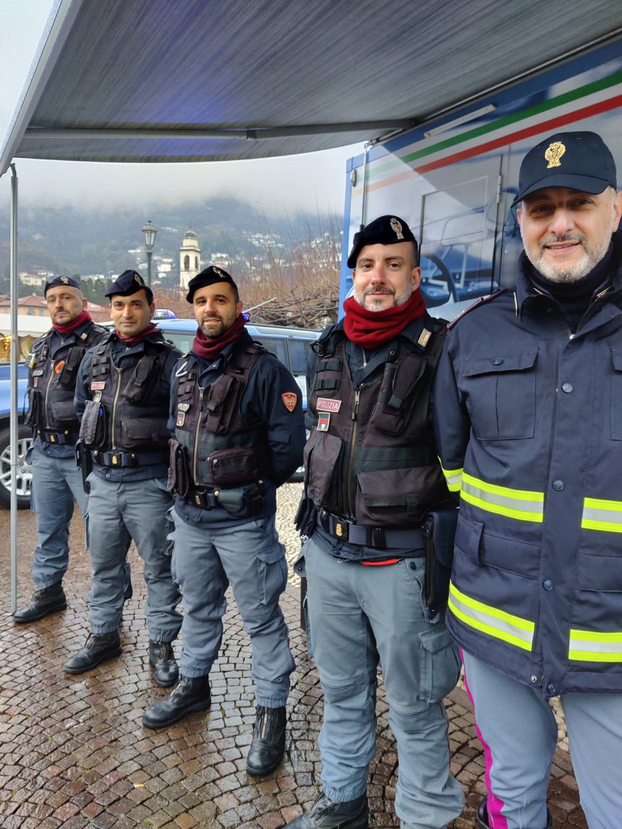 Oggi in Riva troverete la polizia 👮🏻‍♀️ di stato con le loro macchine lampeggianti. Chi viene a far suonare la sirena? 🚨🚨🚔🚔🚓🚓

Vi aspettiamo! 

 #cernobbio #cittàdeibalocchi #cittadeibalocchi #cittadeibalocchicernobbio #nataleacernobbio