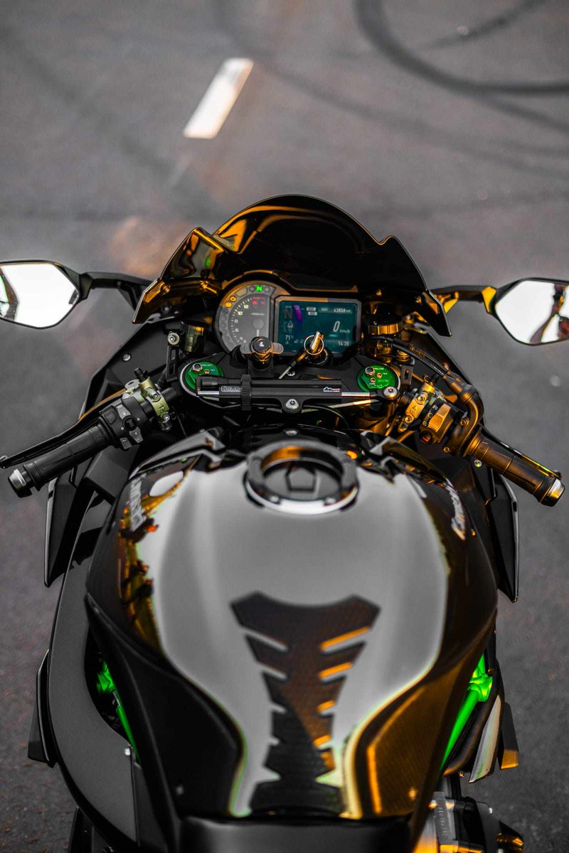 NicolaeSimion9's tweet photo. Kawasaki Ninja H2 >>>>>>>>> Top Speed⚠️
#NicolaeSimion #Kawasaki #Ninja #H2 #H2R #TopSpeed #SuperCharger #FlySpeed #TopBike https://t.co/cawnI4NtnM