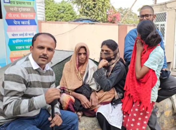 यह हेमराज खटीक की पत्नी और उसकी दोनों बेटियां हैं एक बेटी इस वक्त पास में नहीं थी इनके कोई बेटा नही है बुजुर्ग माता पिता गांव में रहते हैं (इनकी पीड़ा का वीडियो हमारे फेसबुक और यूट्यूब पर अपलोड है) हेमराज खटीक बूंदी से  हैं और जयपुर रहकर अपने परिवार के लालन पालन और बेटियों की