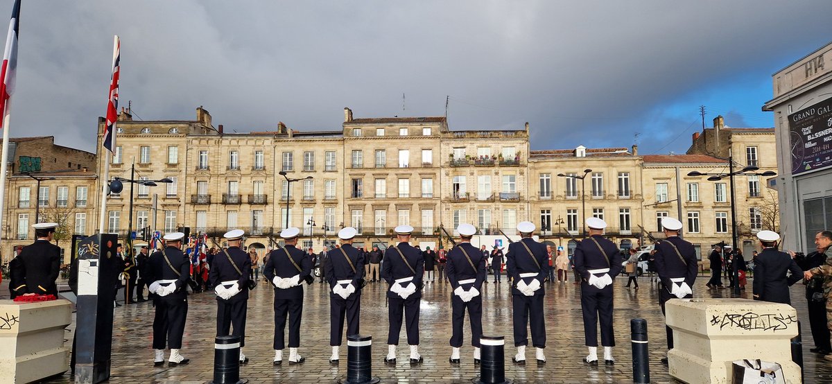Gendarmerie_033's tweet photo. 🌺Hommages aux soldats britanniques morts pendant l'opération #Frankton ce vendredi 8 décembre 🇬🇧🇨🇵
"By strength and guile"
@villedebordeaux
@PrefAquitaine33 https://t.co/LndvCXK5yG