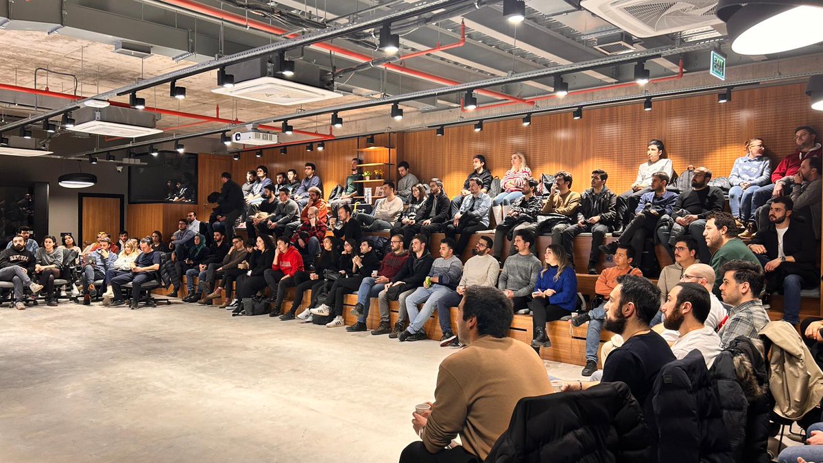 JavaScriptSess1's tweet image. Müthiş bir kalabalık! Ankara TEKMER'de Oğuz Kazkayası'nın "Typescript Generics ve Type Transformations" konuşmasını dinliyoruz. 
@AnkaraTekmer @JotformTurkiye @popupsmartcom