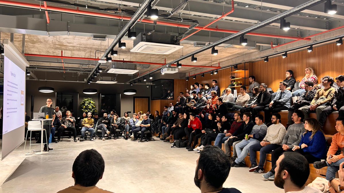 JavaScriptSess1's tweet image. Müthiş bir kalabalık! Ankara TEKMER'de Oğuz Kazkayası'nın "Typescript Generics ve Type Transformations" konuşmasını dinliyoruz. 
@AnkaraTekmer @JotformTurkiye @popupsmartcom