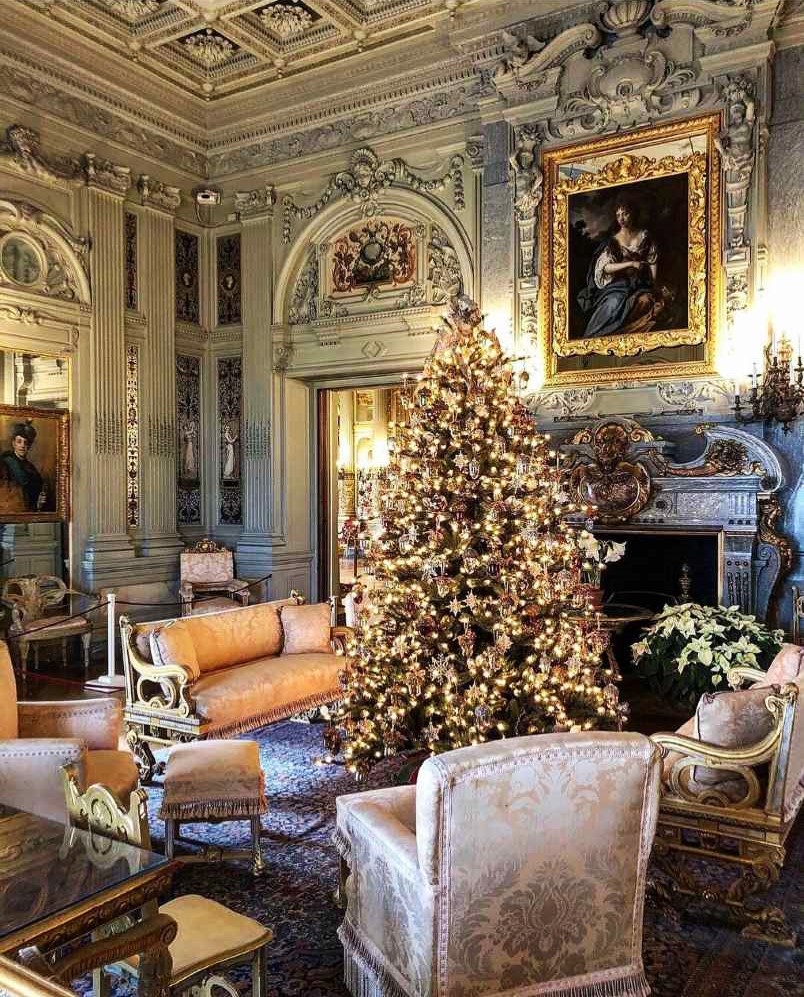 The Breakers Estate, Newport, Rhode Island 

#christmas #thebreakers #newport #mansions #beautifuldecor #historicalhouses #granddesigns