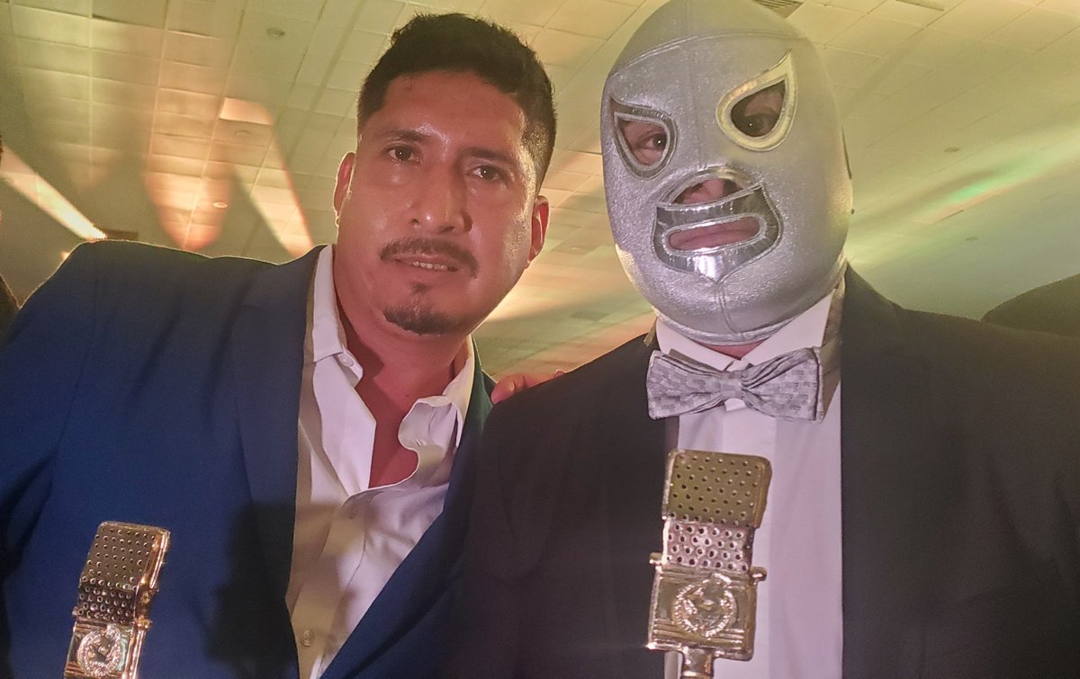 En el corazón del país, desde la enigmática Coyoacán, anoche recibí "El Micrófono de Oro", un prestigiado galardón que otorga la Asociación Nacional de Locutores a quienes han hecho en México un aporte significativo en las diferentes áreas del entretenimiento y la comunicación.