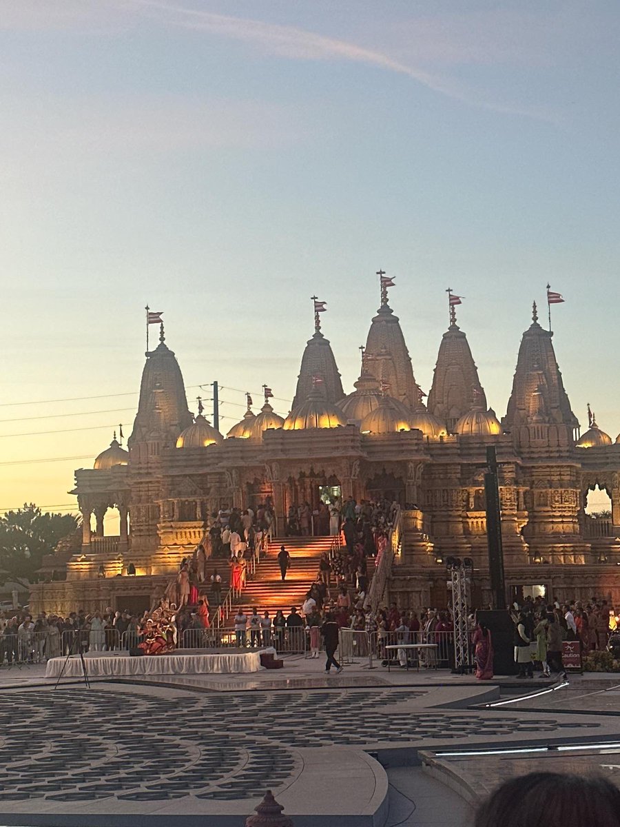 AAPIUNITED's tweet image. Flashback to Diwali, Community Ambassador, Bindi sharing some moments with friends and family, celebrating the Festival of Lights 🎊

#happydiwali #diwali #fbf #flashbackfriday #FestivalOfLights #celebration #indian #southasian  #aapi #asianamerican #hindu #southasian