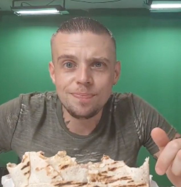 ComplotXV's tweet photo. Alan food challenge     Alan food challenge si il faisait pas de fake mdrrrrrr https://t.co/hBIKy1me0r