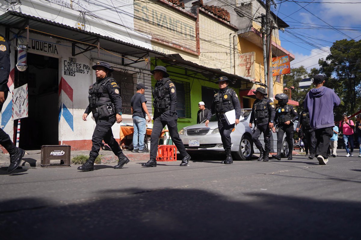 mingobguate's tweet photo. Agentes de la @PNCdeGuatemala implementan el Plan 48-2023 por Fiestas Navideñas y de Fin de Año, liderado por el @GuatemalaGob a través del #Mingob, con el fin de prevenir hechos ilícitos, asimismo salvaguardar la vida y patrimonio de las personas. https://t.co/pvLIDYbhji