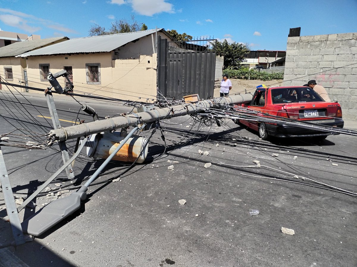 Sensei1000's tweet photo. Auto chocó contra poste la mañana de este 8 diciembre, en Marianas, Calderón. Causó derrumbe cinco postes; sector sin luz. 4 detenidos. Su atención, por favor, autoridades. Familias en oscuridad y sin paso. @MunicipioQuito
@ElectricaQuito #Emop @DanielNoboaOk https://t.co/HI3dxZmmra