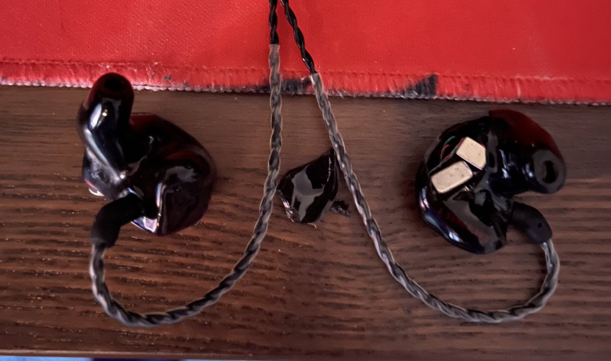 xBlazxd's tweet photo. Brother 
@64audio you guys can fix yeah? Surely 
1400$ iems https://t.co/pf9HCUbf0K