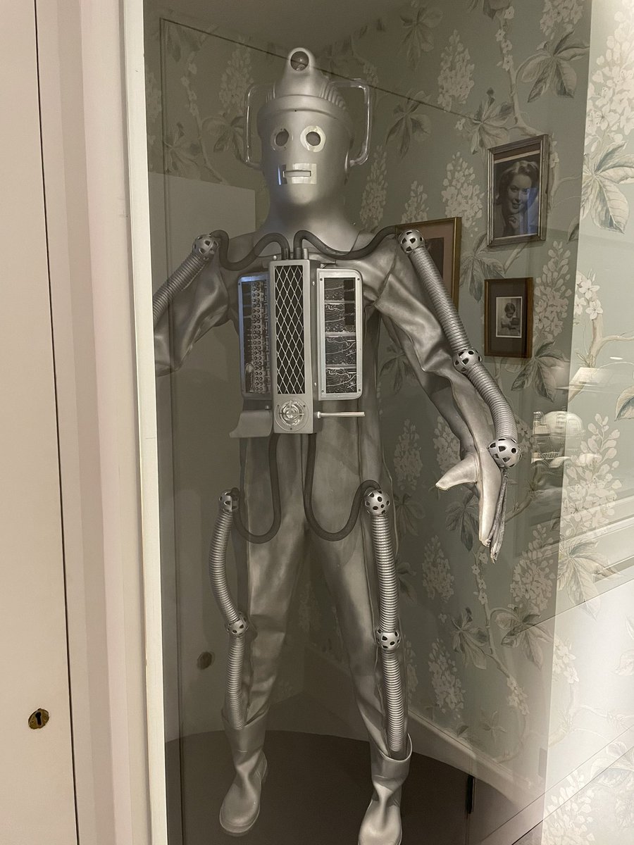 adrianpgibson's tweet photo. @_normski and I went to the Set to Stun exhibition at the Gunnersbury Park Museum this afternoon for some Sci Fi Geekiness ๐
#settostun #gunnersburyparkmuseum #exhibition #scifi #geek #doctorwho #tripods https://t.co/TGtC2vuaqG