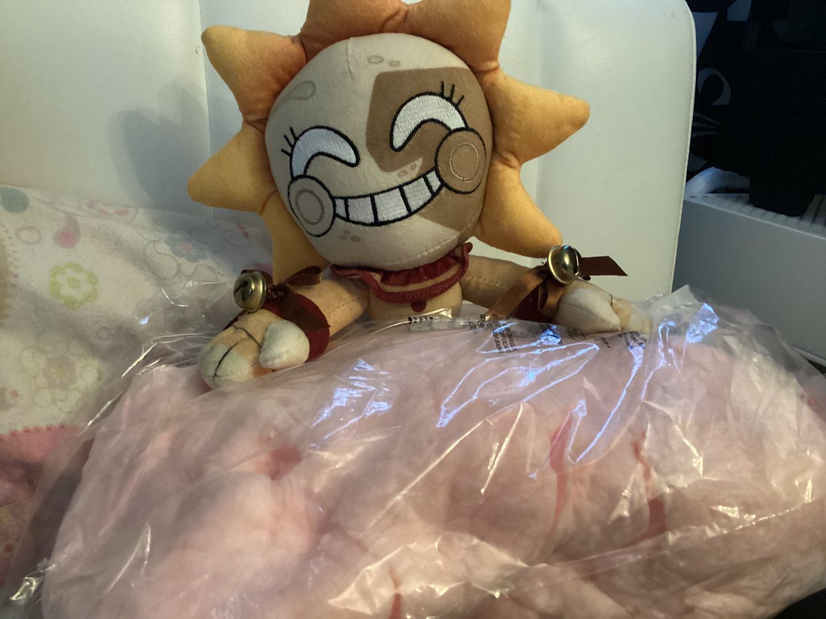 GlitterSunrays's tweet photo. I can’t believe you all are feeding your sun the wrong foods, everyone knows they survive off of sweets https://t.co/FQP6hahH6l