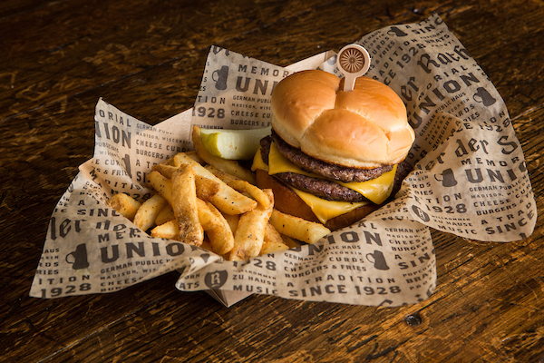 End the week with a great burger for an even better price! 🍔 On Fridays from 4-6pm, get a Pub Burger from The Sett with a side of your choice for just $5 when you Swipe & Save with your Wiscard. See all the other ways you can save: bit.ly/3APxTuN