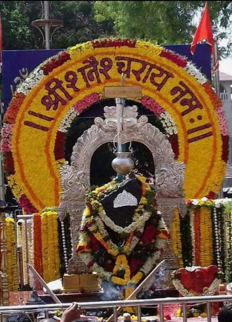 rameshp07577662's tweet photo. ॐ शं शनैश्चराय नम:🚩
ॐ शमाग्निभि: करच्छन्न: स्तपंत सूर्य शंवातोवा त्वरपा अपास्निधा:🚩
ॐ नीलांजन समाभासम्। रविपुत्रम यमाग्रजम्।
छाया मार्तण्डसंभूतम। तम् नमामि शनैश्चरम्।।            
🚩🙏ॐ_हनुमते_नमः🙏🚩
🚩🙏जय श्री राम 🙏🚩
🌹शुभ शनिवार 🌹 https://t.co/oadyU76hCA