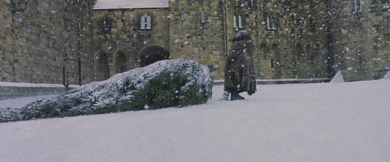 TheDailyHPotter's tweet photo. Winter hits different at Hogwarts ❄️ https://t.co/V4oQcb1gdR