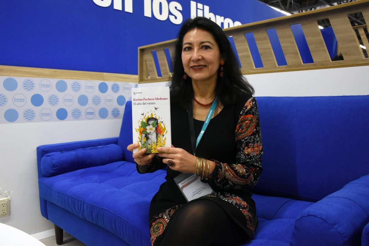 vagabunda_mx1's tweet photo. #ENTREVISTA. ‘El año del viento’ nos invita a volver la mirada hacia la época del conflicto armado interno en Perú.
Durante la @FILGuadalajara platicamos con Karina Pacheco sobre esta #novela y esto fue lo que nos contó 🤓👇
➡️https://t.co/fIkWpyGWTz
#Fil2023 #VagabundaMx https://t.co/C6dJpbMXvX