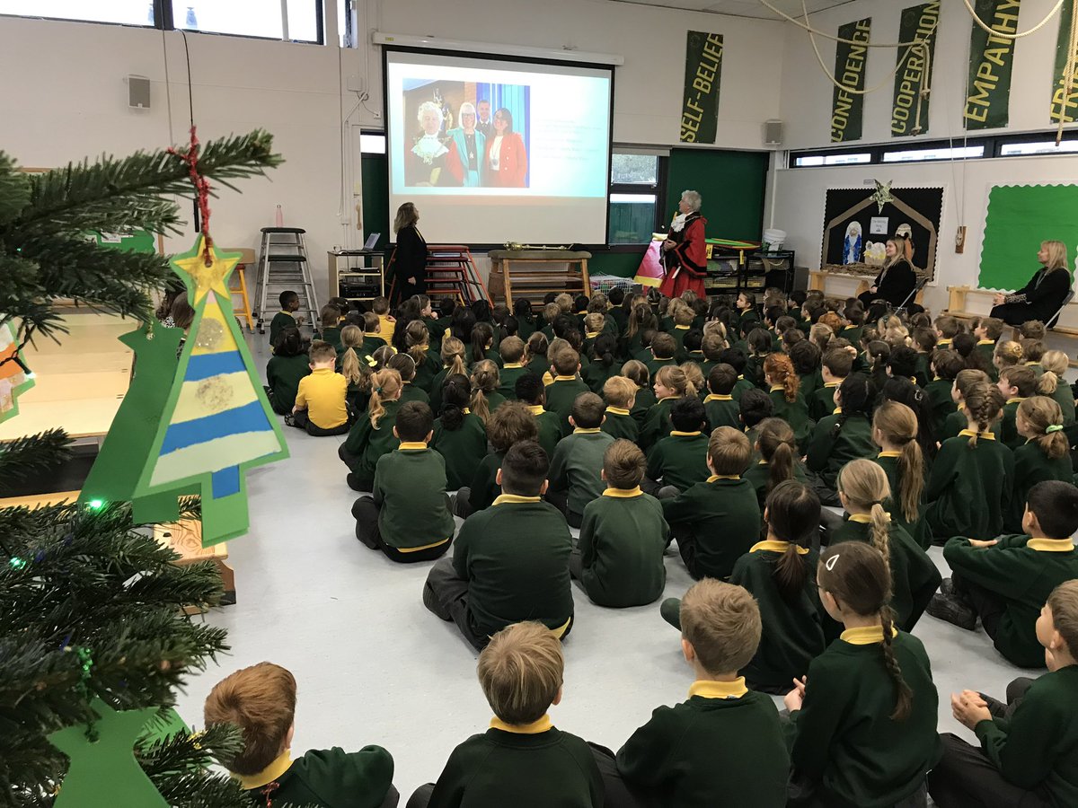 The Right Worshipful the Mayor of the City and District of St Albans, Cllr Anthony  Rowlands, visited to talk about his duties and the history of the role. A Y3 pupil tried on his robes and we learnt how the ceremonial mace was once used to fend off potential attckers!