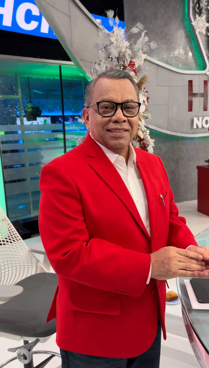 😃🎄☺️¡Combinando con la navidad! #EduardoMaldonado luce un saco rojo y nos regala su sonrisa característica 😁