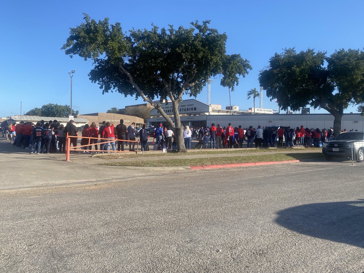 SamRobertsPhoto's tweet photo. Line to get into stadium https://t.co/EGxlLFdo3f