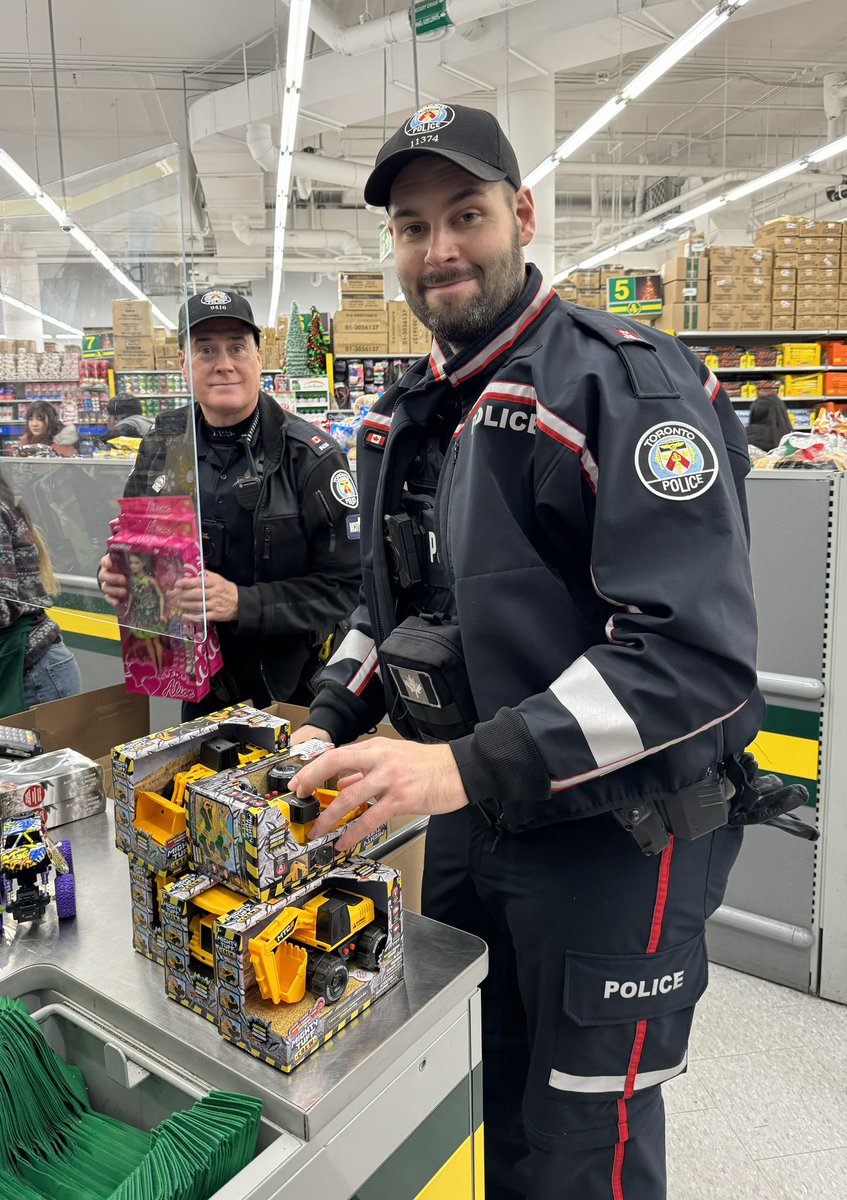A VERY big thanks to the @DowntownYonge who took us out shopping today, giving a big boost to our 51 Division holiday toy drive. #SpiritOfChristmas /hd
