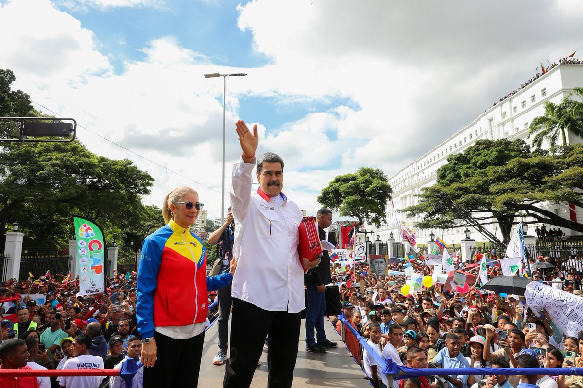 ¡Que viva el Día de la Lealtad y el Amor al Comandante Chávez! A 11 años de la última proclama, sentimos que la historia está viva, que la lucha continúa y que el pueblo está victorioso, qué nadie se equivoque con el pueblo de Venezuela. ¡Chávez vive!
