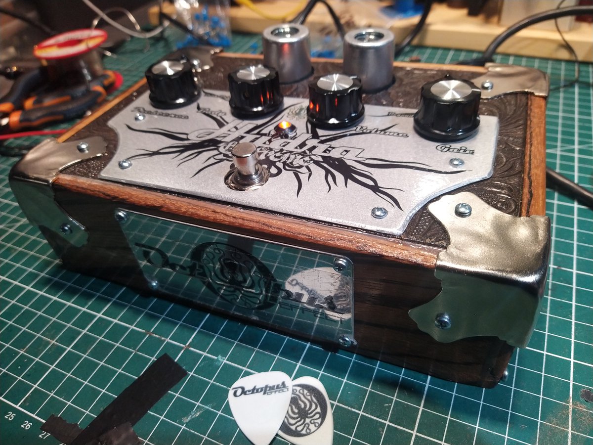 Octopus_Effect's tweet image. Hydra Extreme sonne terriblement extrême 😏
Prochainement dans la boutique Reverb.
reverb.com/fr/shop/octopu…
🎸🎸☠️🦑☠️🎸🎸
Le poulpe.
#pedalguitar #preamtube #handmade #woodworking #reverb