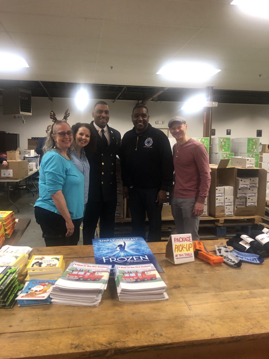 DetGoodfellows's tweet photo. Thank you Chief White, Sheriff Washington, Commissioner Simms, Captain Harris and Frozen Company members for helping with today's distribution. https://t.co/spVDKPIqcC