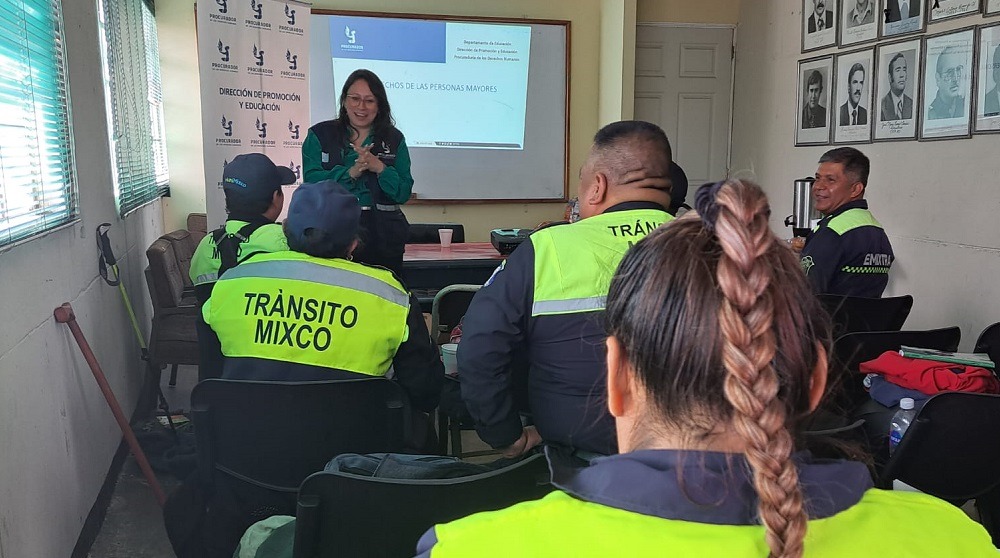 Con el objetivo de dar a conocer y concientizar los derechos humanos de las personas mayores, la Dirección de Promoción y Educación realizó un taller dirigido al personal de la Policía Municipal de Mixco, Guatemala. Más información👇 pdh.org.gt/comunicacion/n…