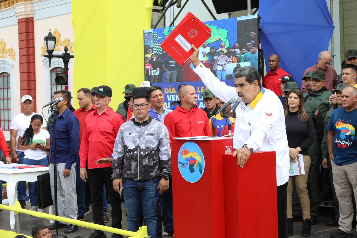 Firmé los decretos oficiales para el desarrollo y la defensa del nuevo estado de Venezuela "Guayana Esequiba", pido la bendición del creador y todo el apoyo del pueblo venezolano y de la FANB para avanzar en Paz hacia el gran objetivo: que nuestra Venezuela quede con su mapa