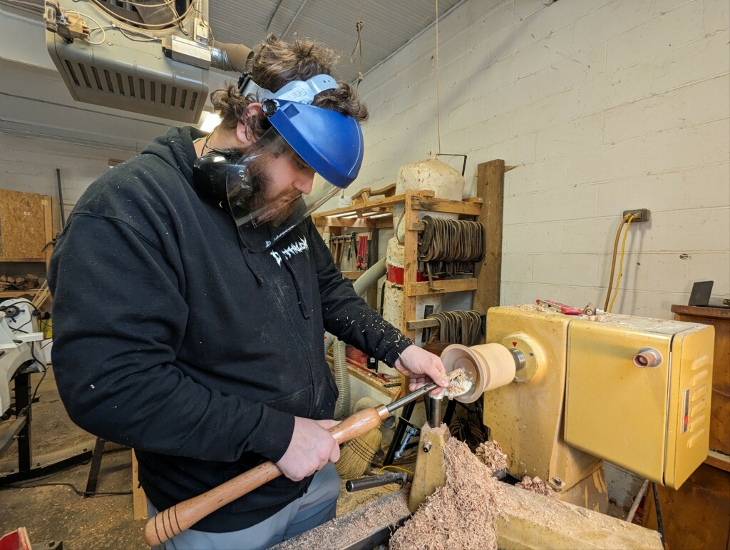 TheCorpsNetwork's tweet photo. ๐ธ Corps Photo of the Week!
Merry Compost from @seedstc! EcoCorps #Corpsmembers are becoming #woodturning pros. ๐ชต Their crews can make different kitchen objects and then help regenerate soil by composting wood shavings.
#CorpsWork #ConservationCorps https://t.co/BNonDjSFMQ