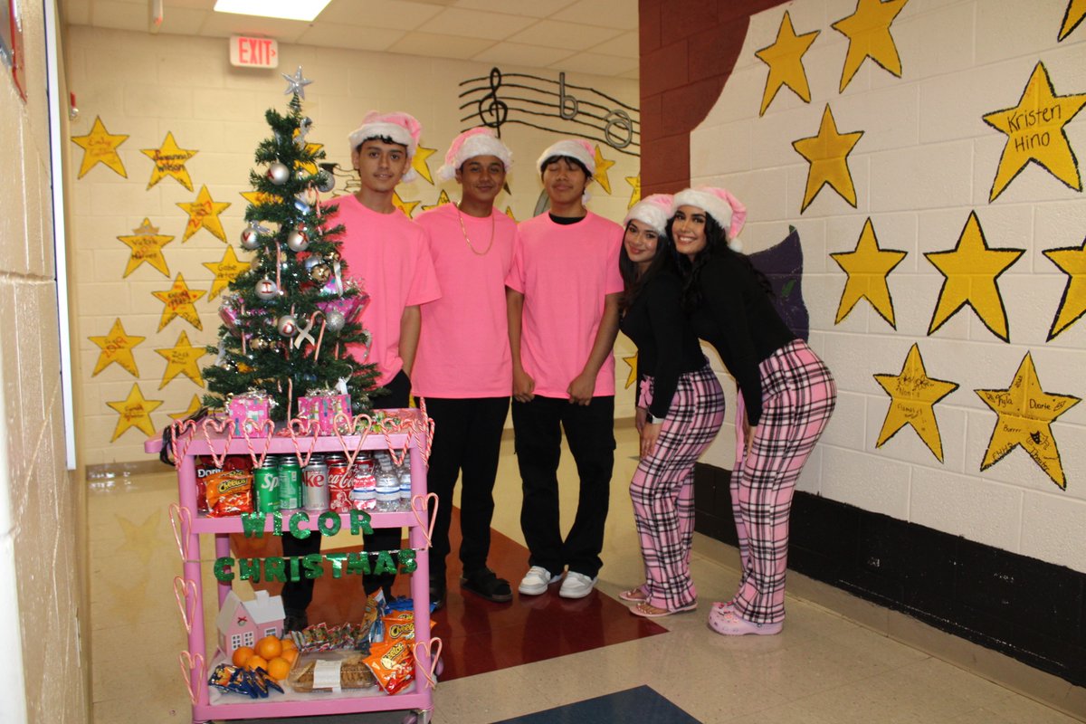 SeedeenNihara's tweet photo. Happy Holidays from AVID . 
Providing treats to our dedicated educators on this festive Friday at the HiLL. 
@fhhs_avid 
#weloveourteachers 
#serviceprojects
#buildingcommunity https://t.co/zMbabjZWB2