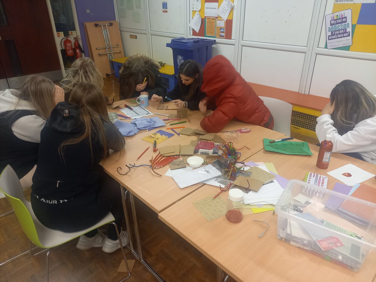 Young people getting in the spirit tonight with Christmas crafts @ Matthew Moss youth centre, making cards & decorations. Its all glitter and sparkles @RochdaleYouthie