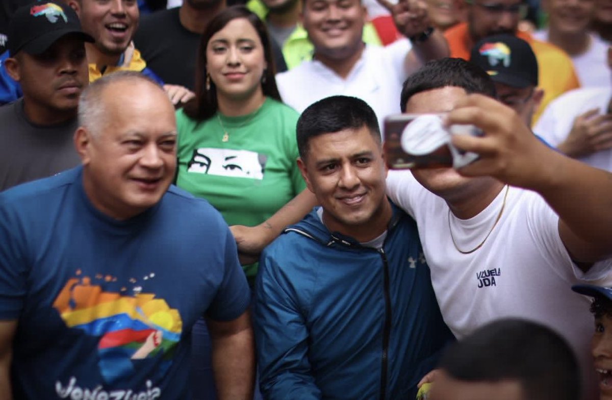 pinfantea's tweet photo. ¡Vamos saliendo hasta Miraflores para conmemorar el día del amor y la lealtad ! 📍 https://t.co/LuESOvpebj