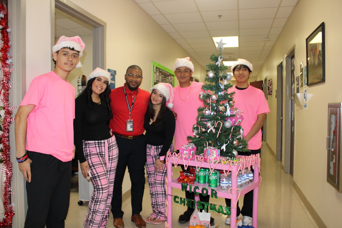 SeedeenNihara's tweet photo. Happy Holidays from AVID . 
Providing treats to our dedicated educators on this festive Friday at the HiLL. 
@fhhs_avid 
#weloveourteachers 
#serviceprojects
#buildingcommunity https://t.co/uVNkJgKnim