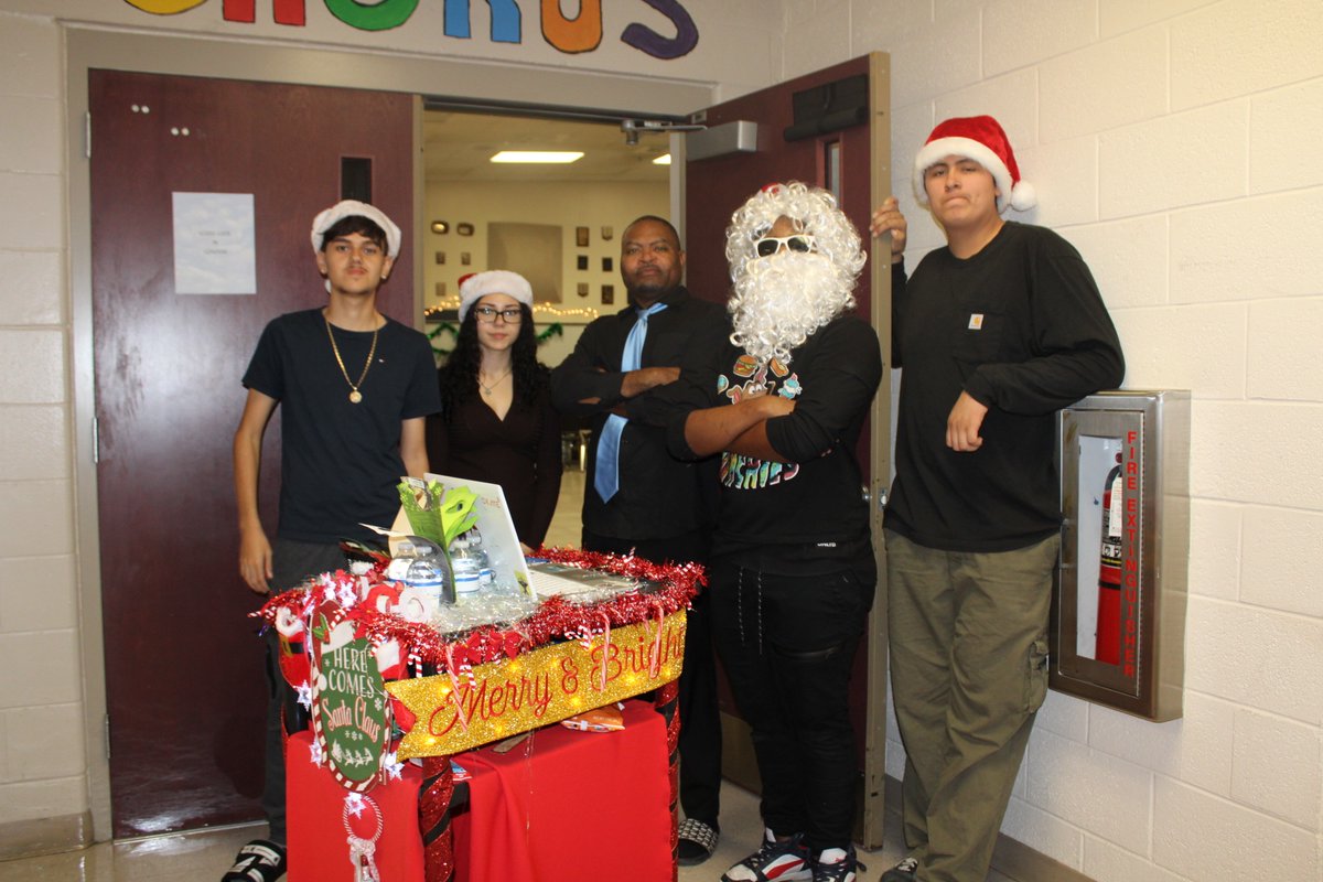 SeedeenNihara's tweet photo. Happy Holidays from AVID . 
Providing treats to our dedicated educators on this festive Friday at the HiLL. 
@fhhs_avid 
#weloveourteachers 
#serviceprojects
#buildingcommunity https://t.co/uVNkJgKnim
